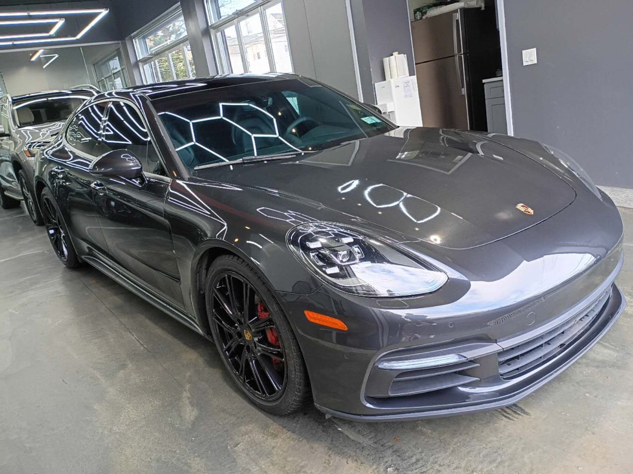 2018 Porsche Panamera 4 photo 3