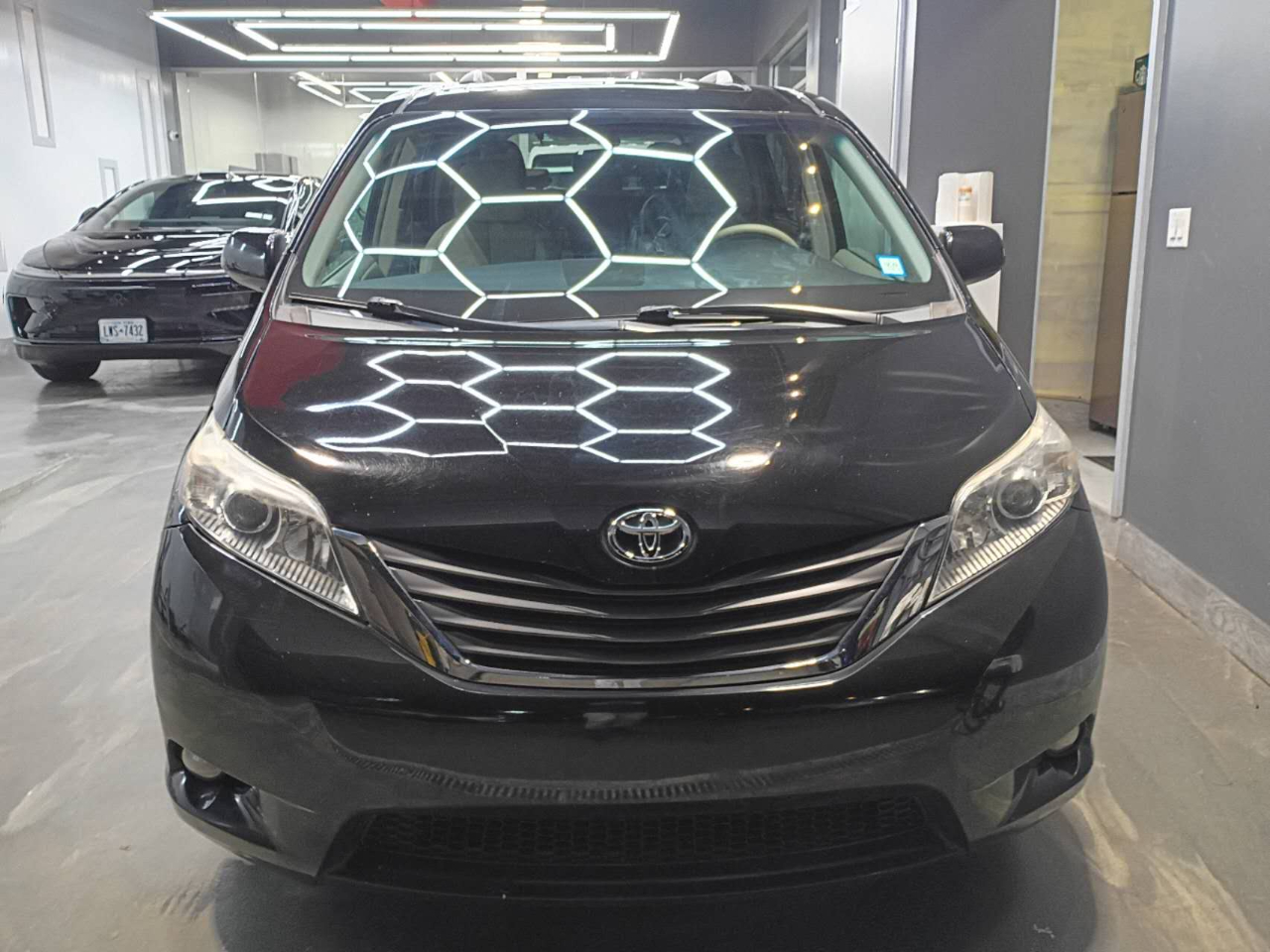 Toyota Sienna XLE AWD 7-Pass V6 2011