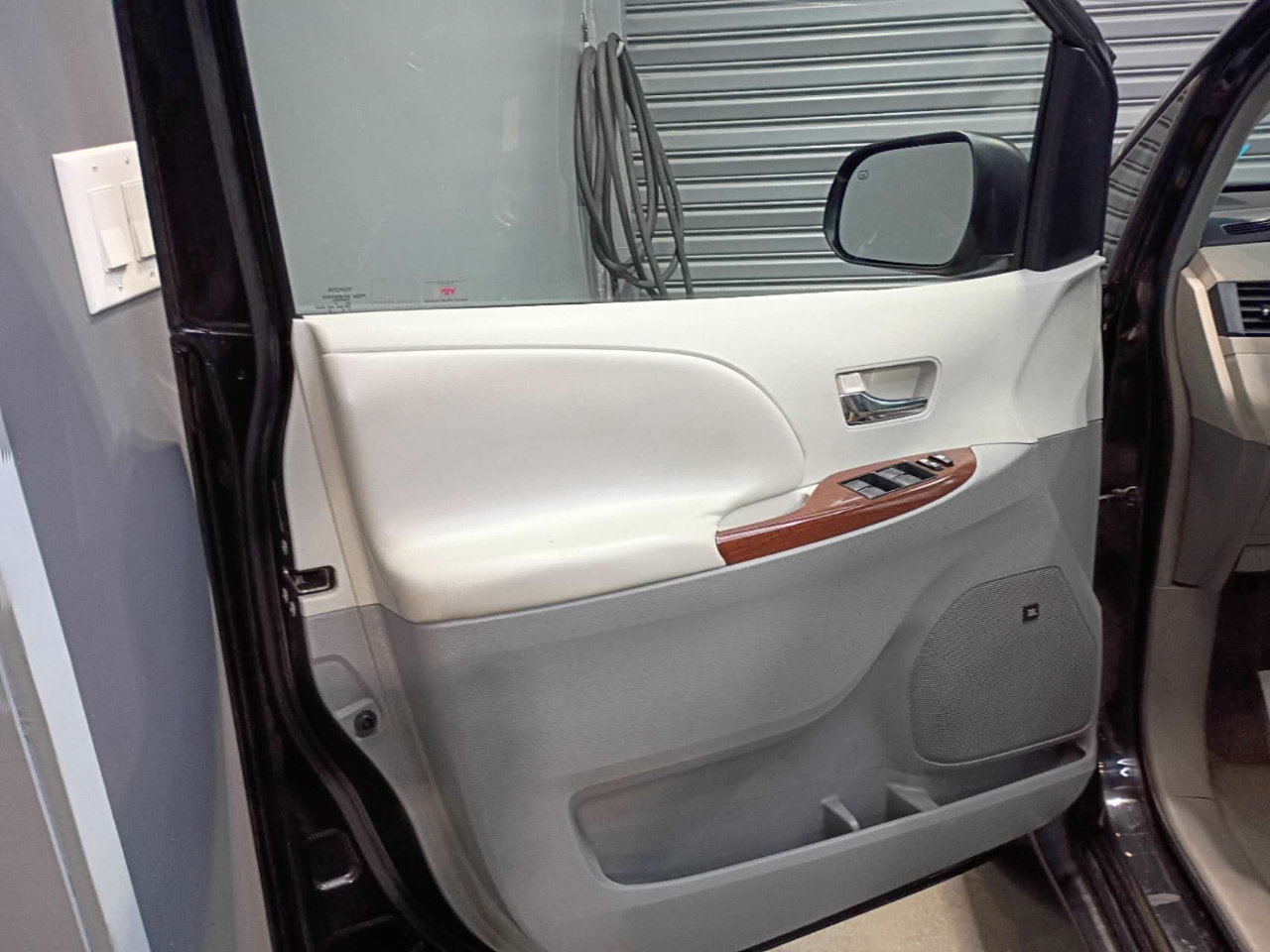 Toyota Sienna XLE AWD 7-Pass V6 2011