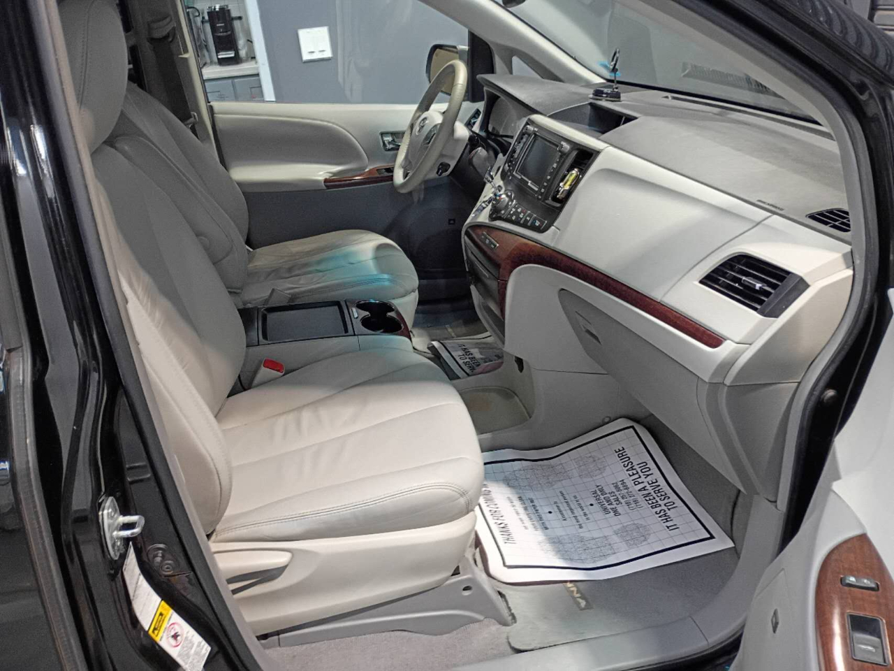 Toyota Sienna XLE AWD 7-Pass V6 2011