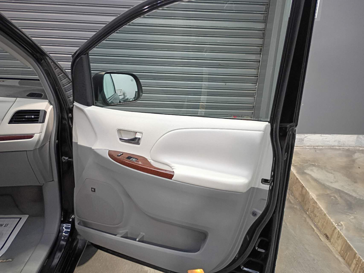 Toyota Sienna XLE AWD 7-Pass V6 2011