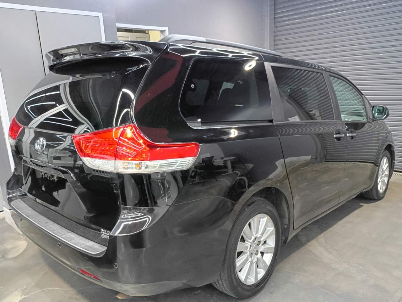Toyota Sienna XLE AWD 7-Pass V6 2011