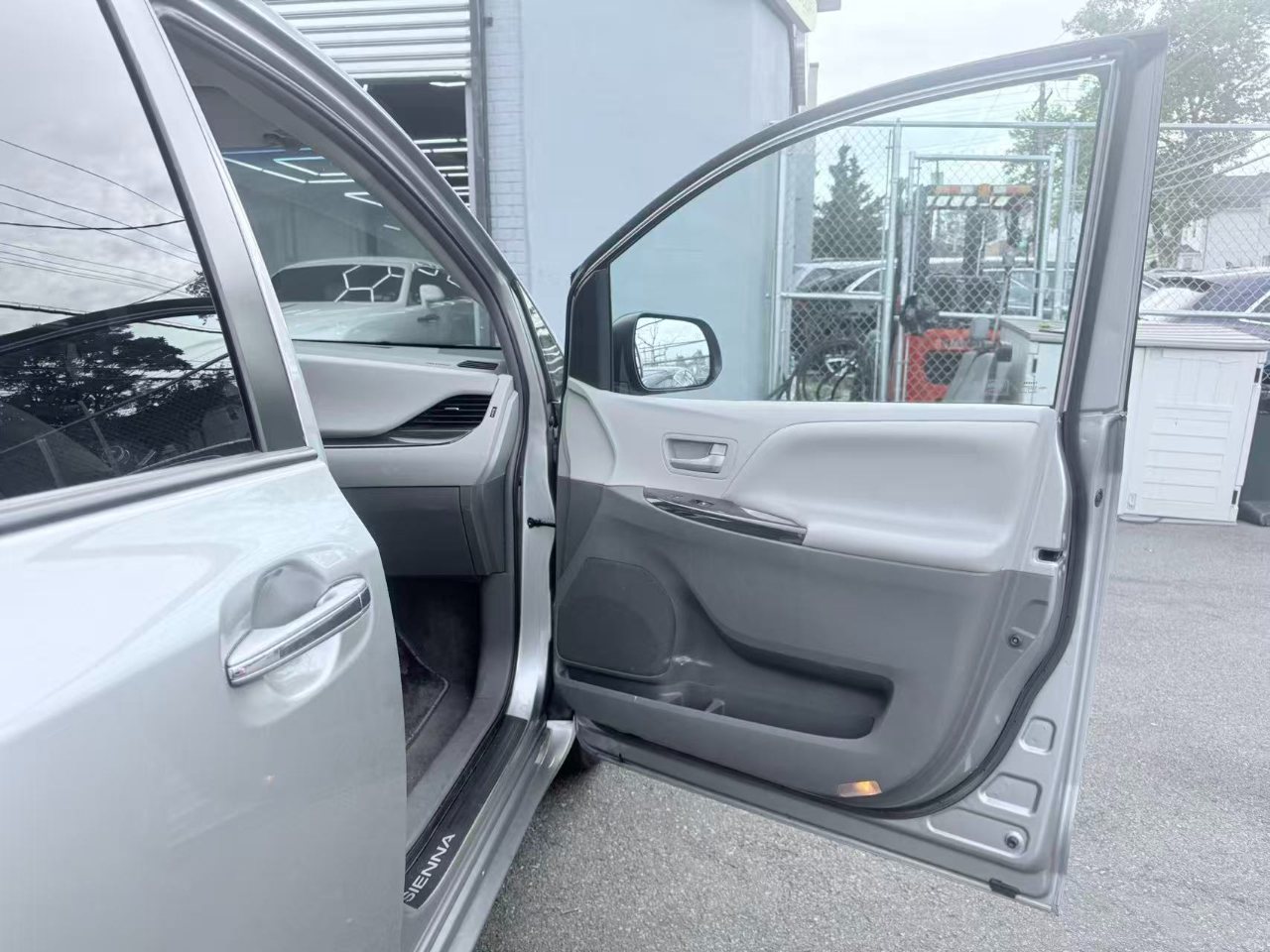 Toyota Sienna Limited AWD 7-Passenger V6 2016