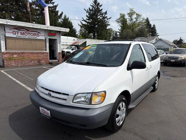 White 2000 Toyota Sienna LE Minivan Front-Wheel Drive Automatic