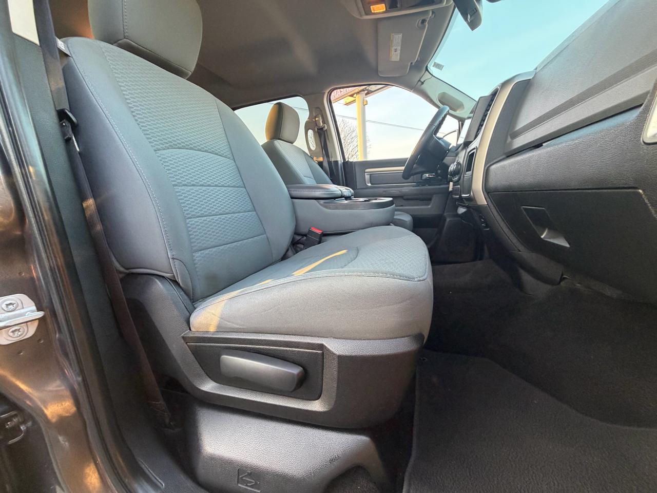 RAM 1500 SLT Crew Cab SWB 4WD 2016