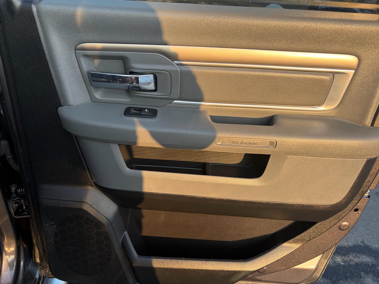 RAM 1500 SLT Crew Cab SWB 4WD 2016