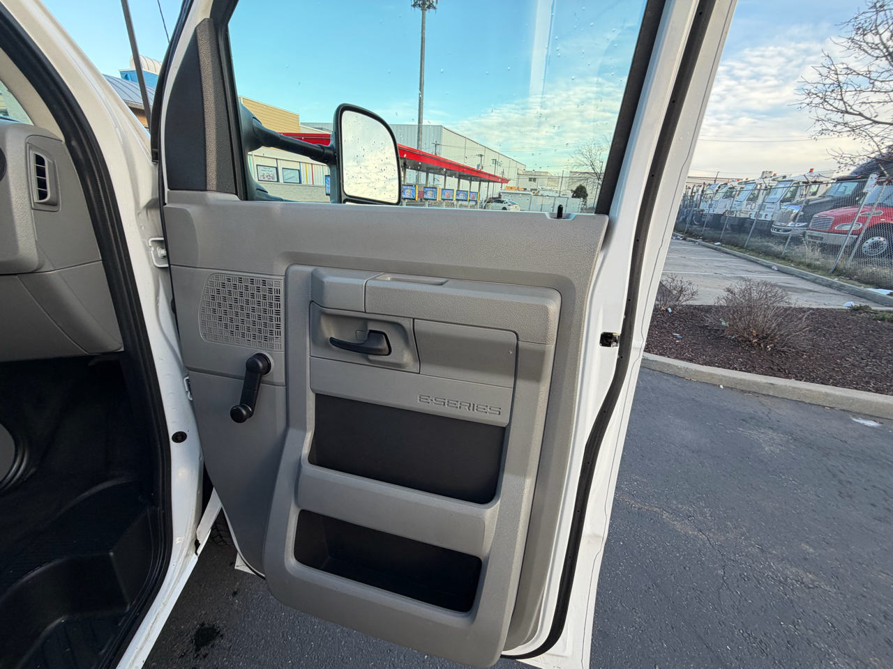 Ford E-Series Cutaway E-350 DRW 176" WB 2018