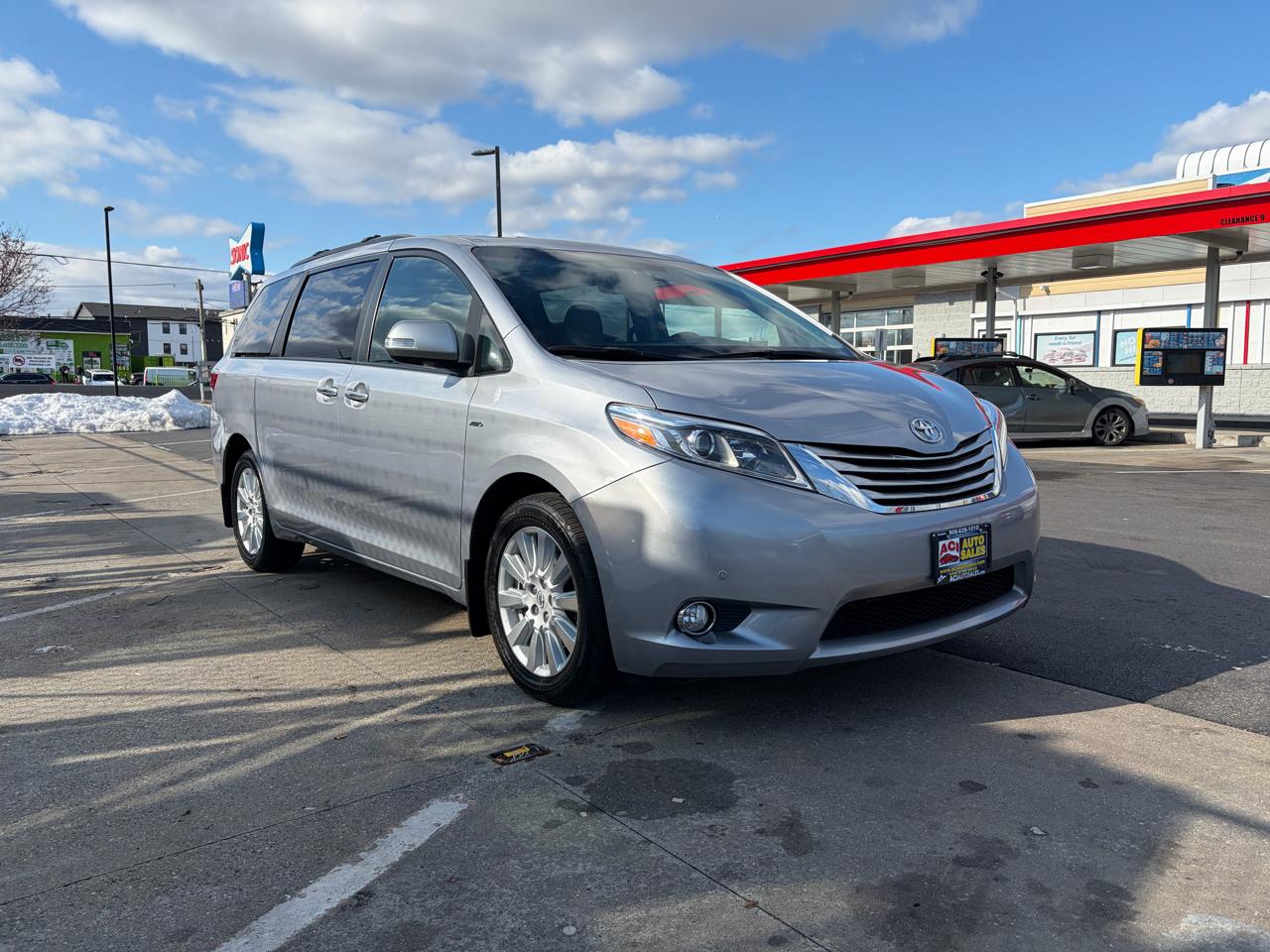 Toyota Sienna XLE 7-Passenger AWD 2017