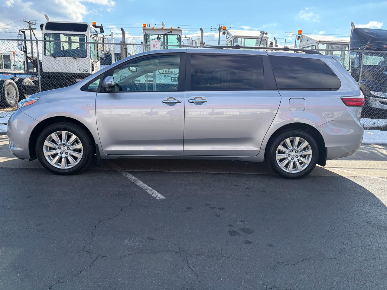 Toyota Sienna XLE 7-Passenger AWD 2017