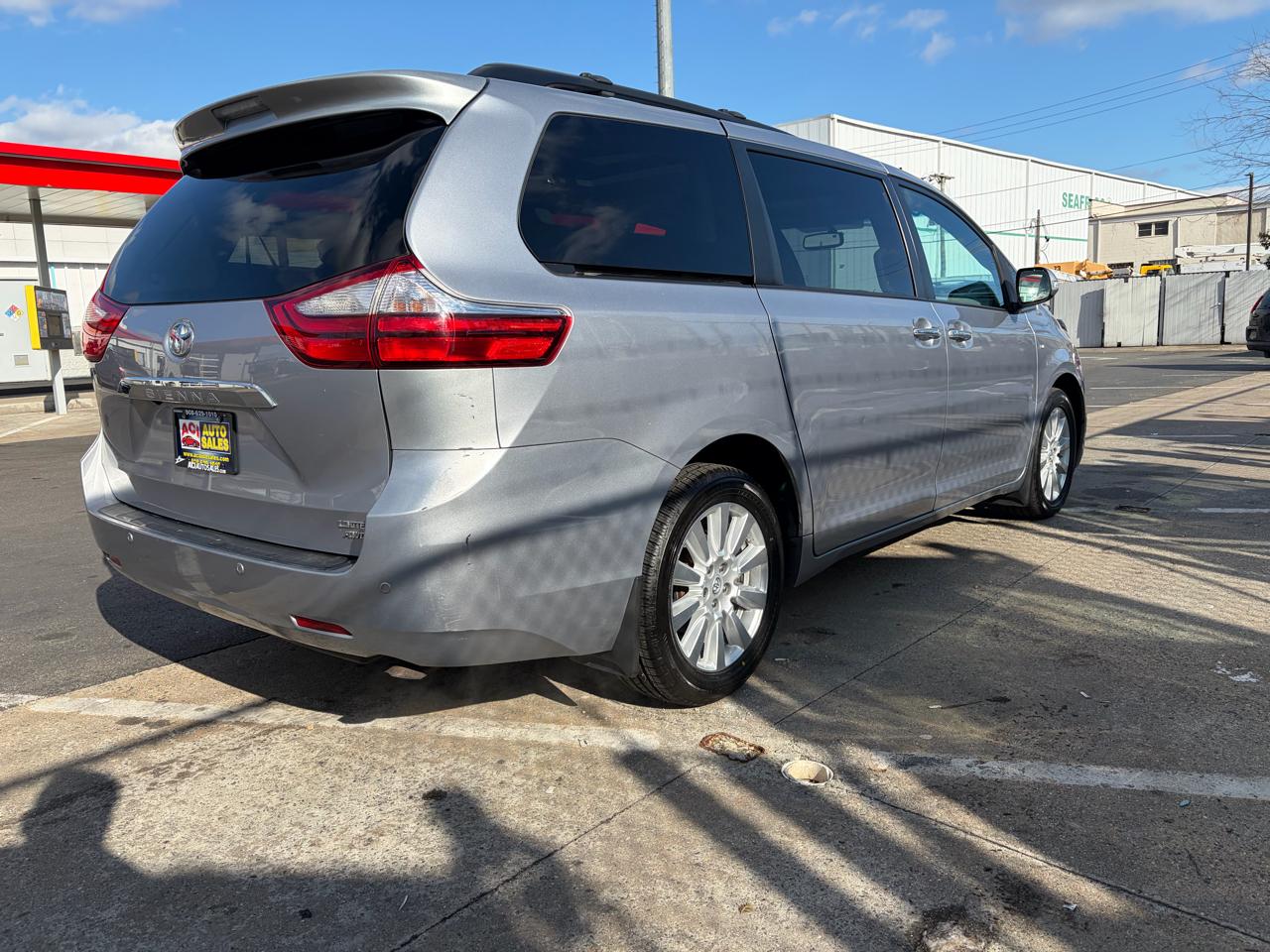 Toyota Sienna XLE 7-Passenger AWD 2017