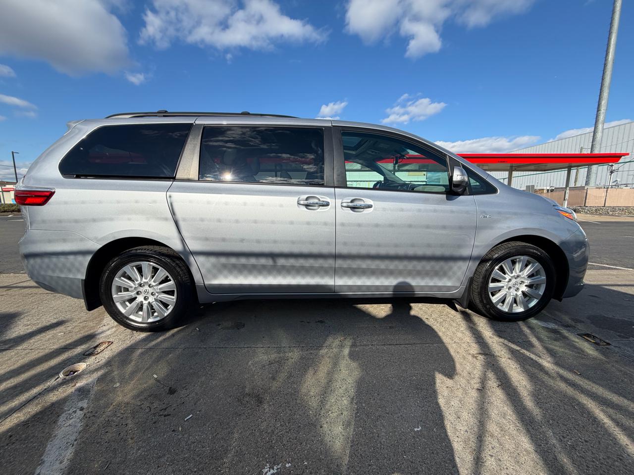 Toyota Sienna XLE 7-Passenger AWD 2017