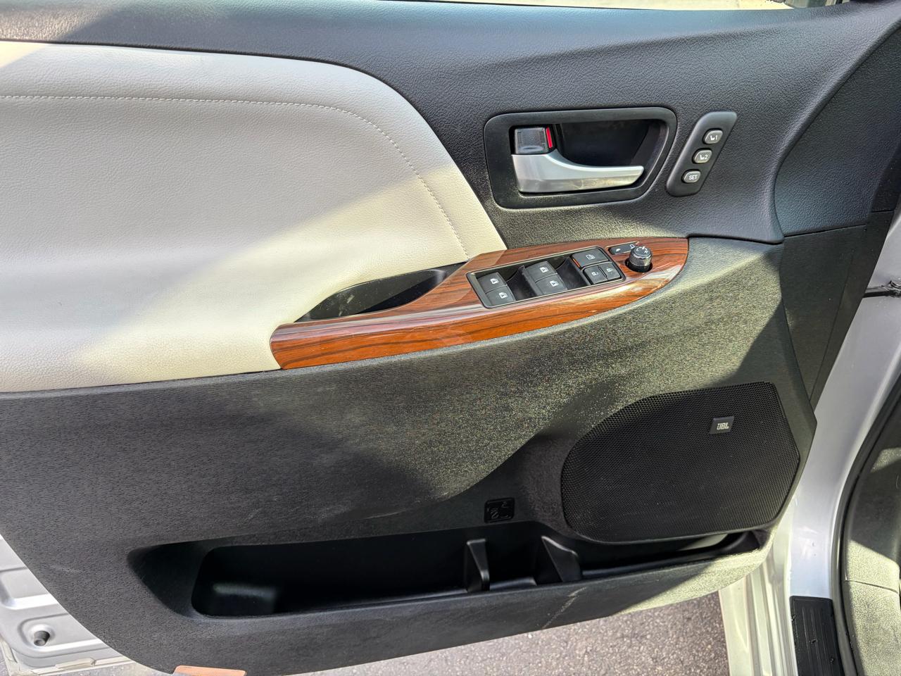 Toyota Sienna XLE 7-Passenger AWD 2017