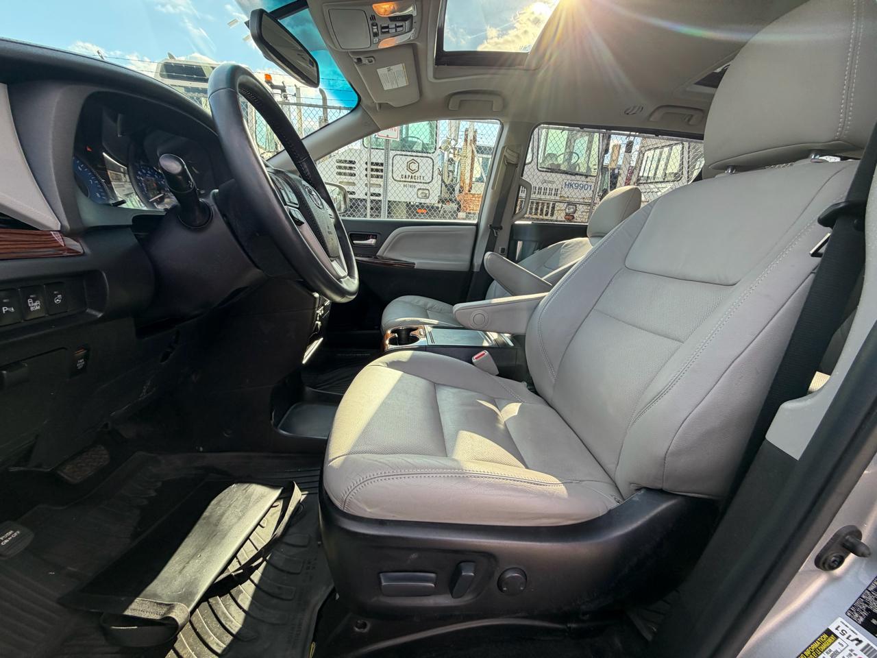 Toyota Sienna XLE 7-Passenger AWD 2017