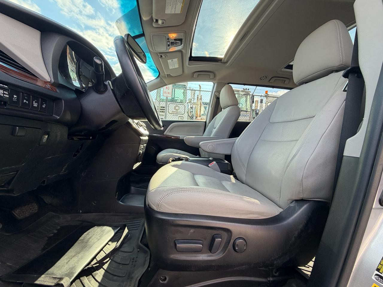 Toyota Sienna XLE 7-Passenger AWD 2017