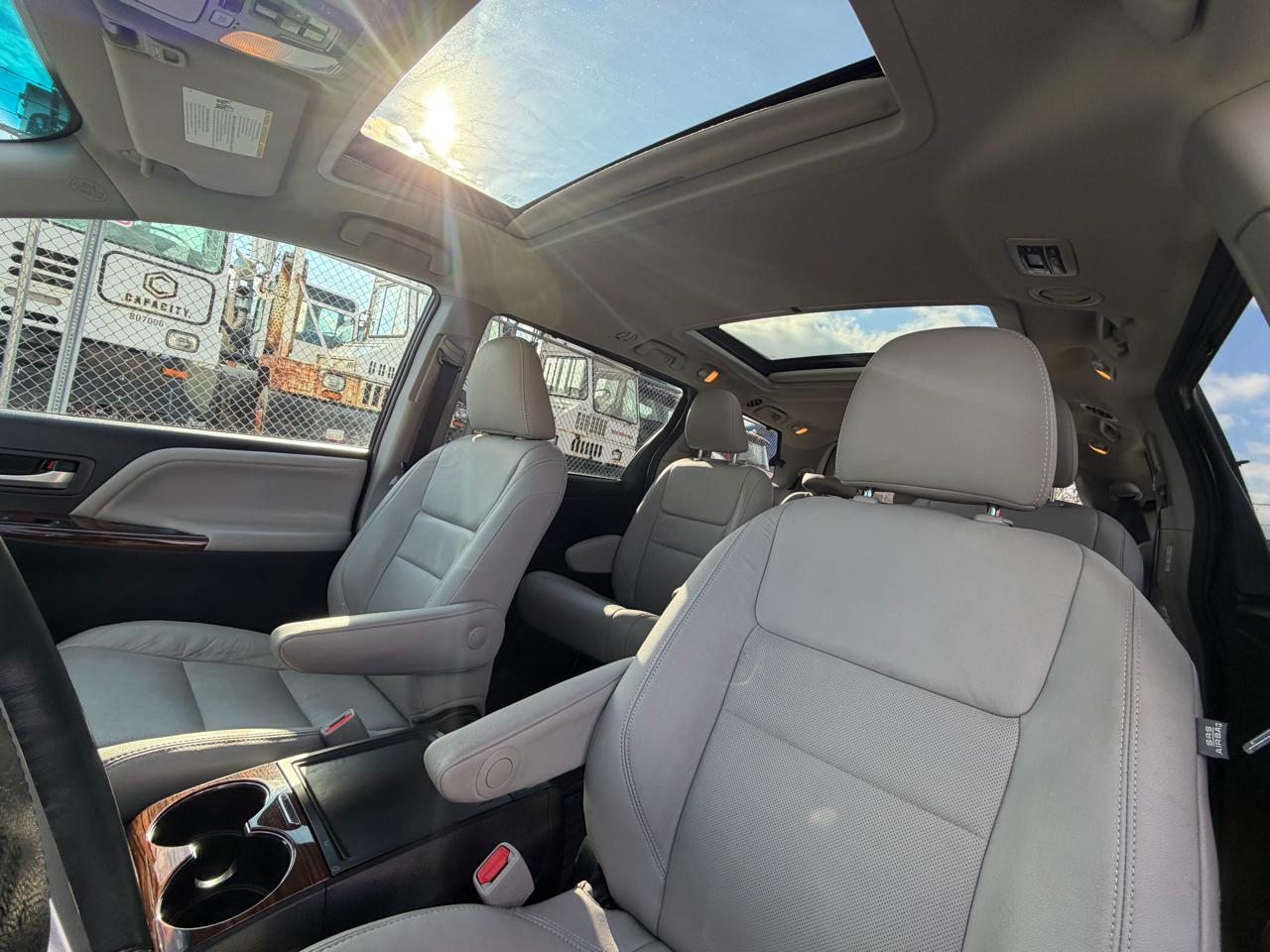 Toyota Sienna XLE 7-Passenger AWD 2017