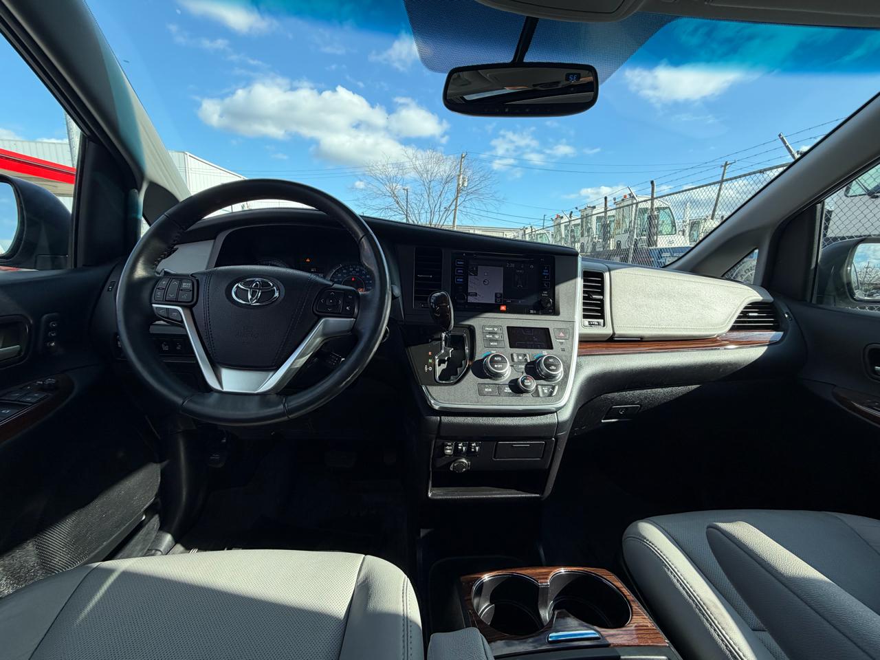 Toyota Sienna XLE 7-Passenger AWD 2017