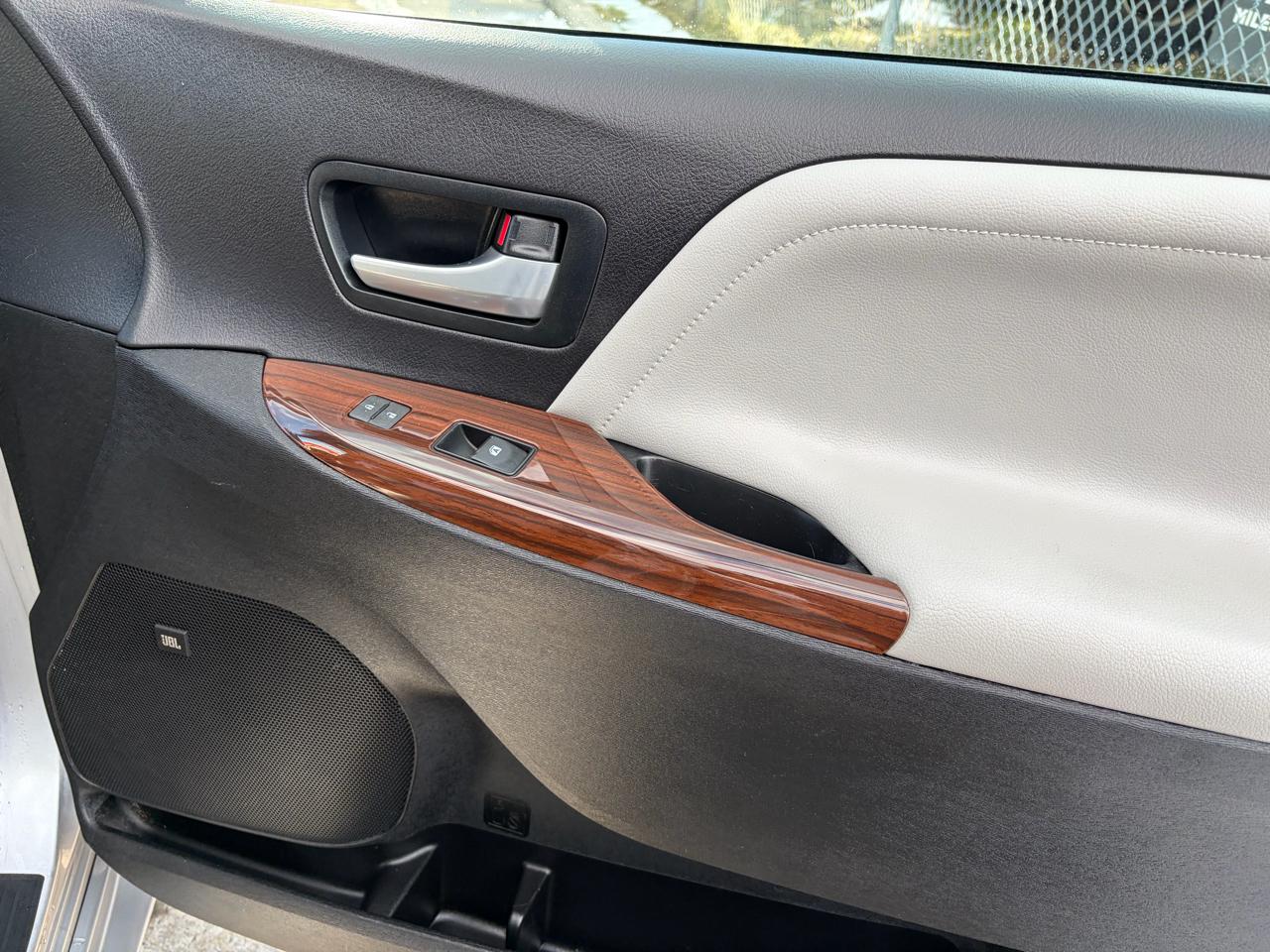 Toyota Sienna XLE 7-Passenger AWD 2017