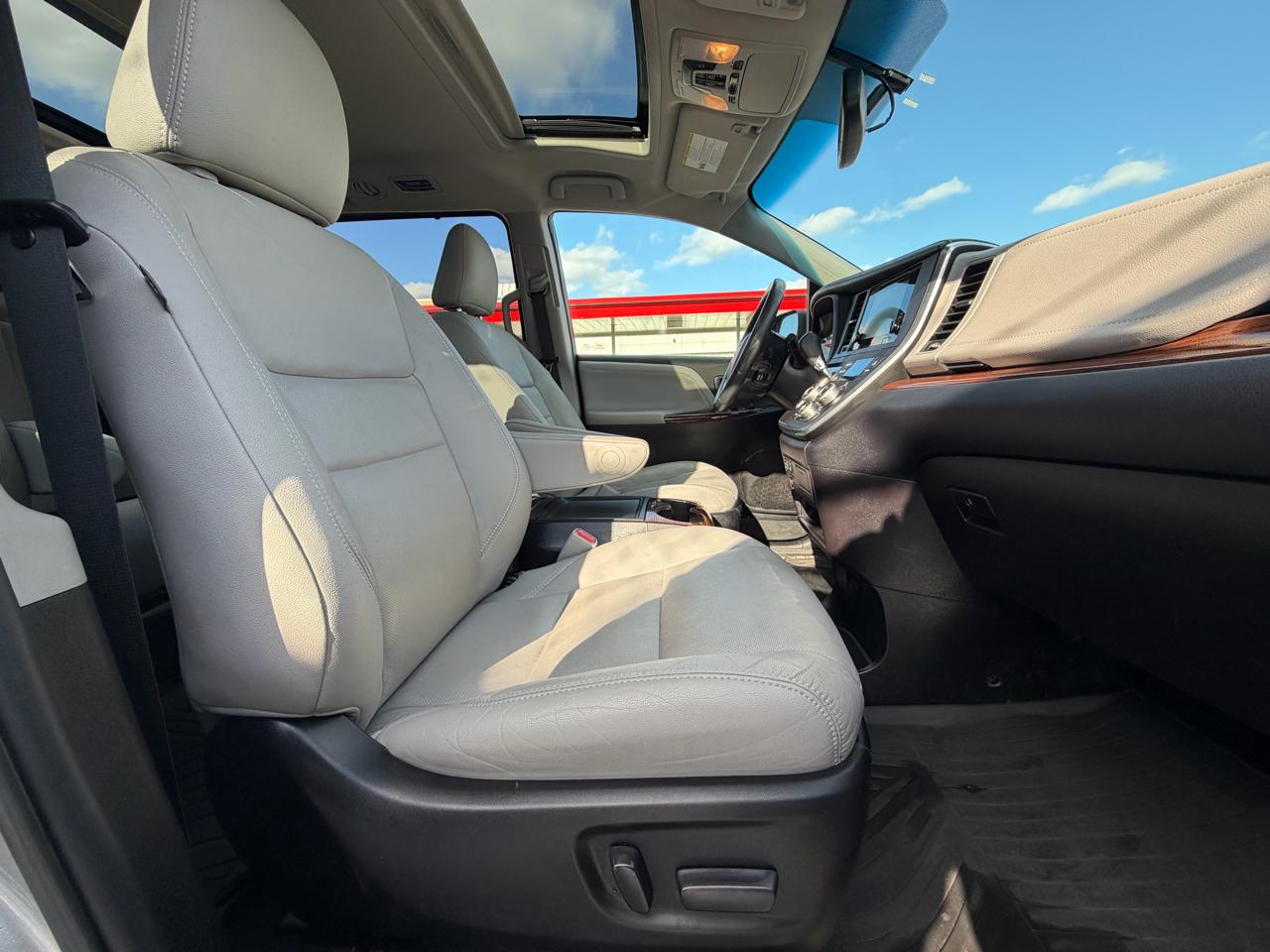 Toyota Sienna XLE 7-Passenger AWD 2017