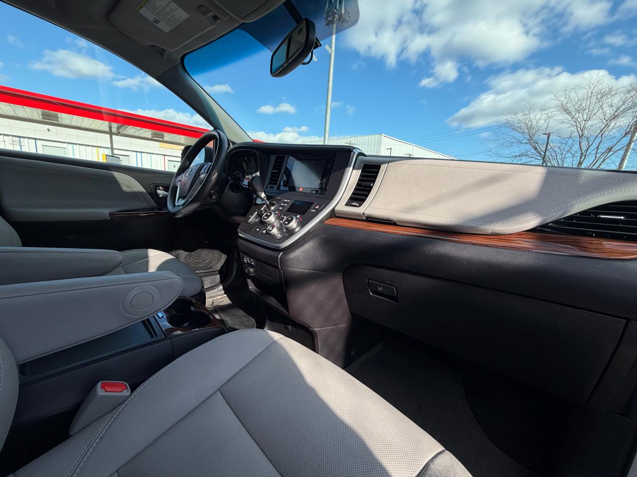 Toyota Sienna XLE 7-Passenger AWD 2017