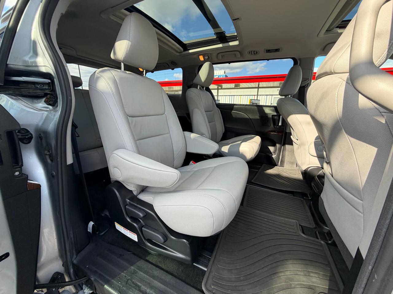 Toyota Sienna XLE 7-Passenger AWD 2017
