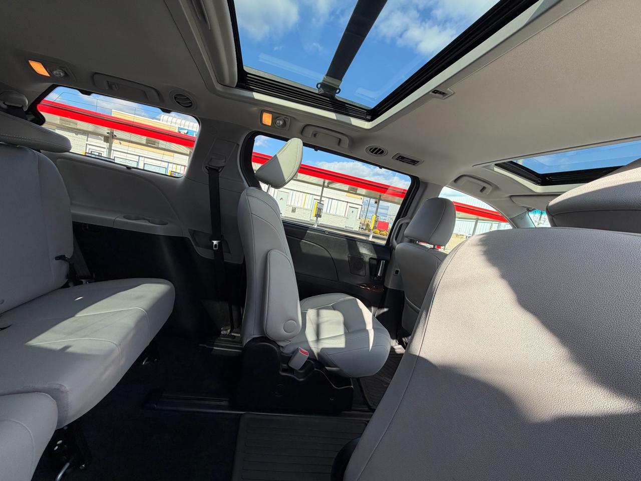 Toyota Sienna XLE 7-Passenger AWD 2017