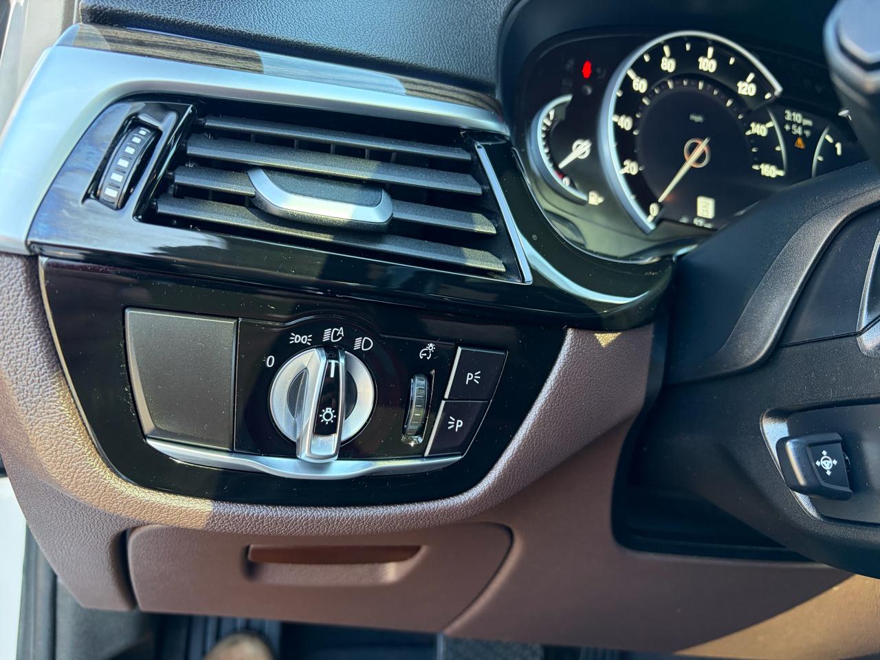 BMW 5-Series 530i 2019