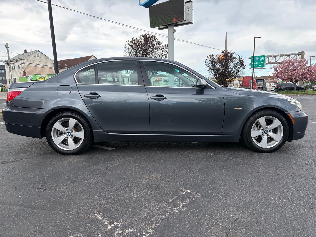BMW 5-Series 528xi 2008