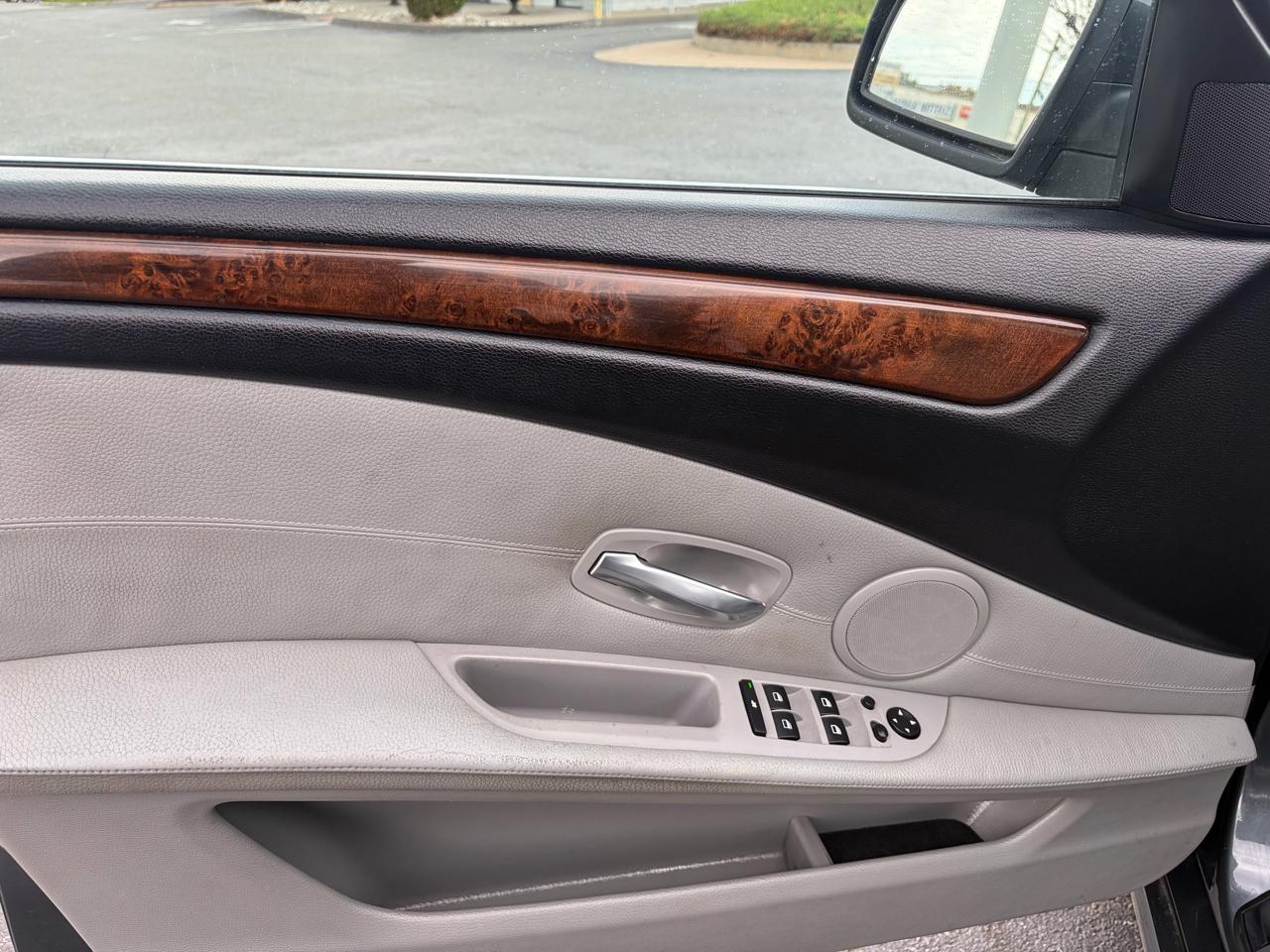 BMW 5-Series 528xi 2008