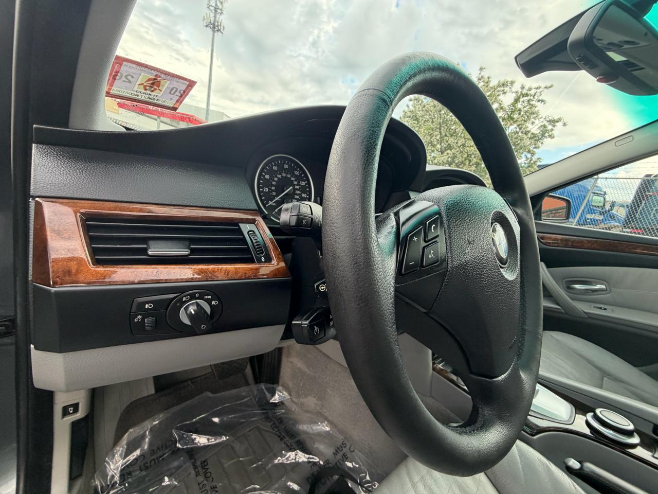 BMW 5-Series 528xi 2008