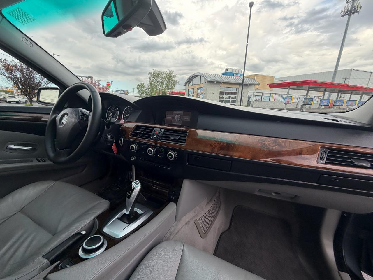 BMW 5-Series 528xi 2008