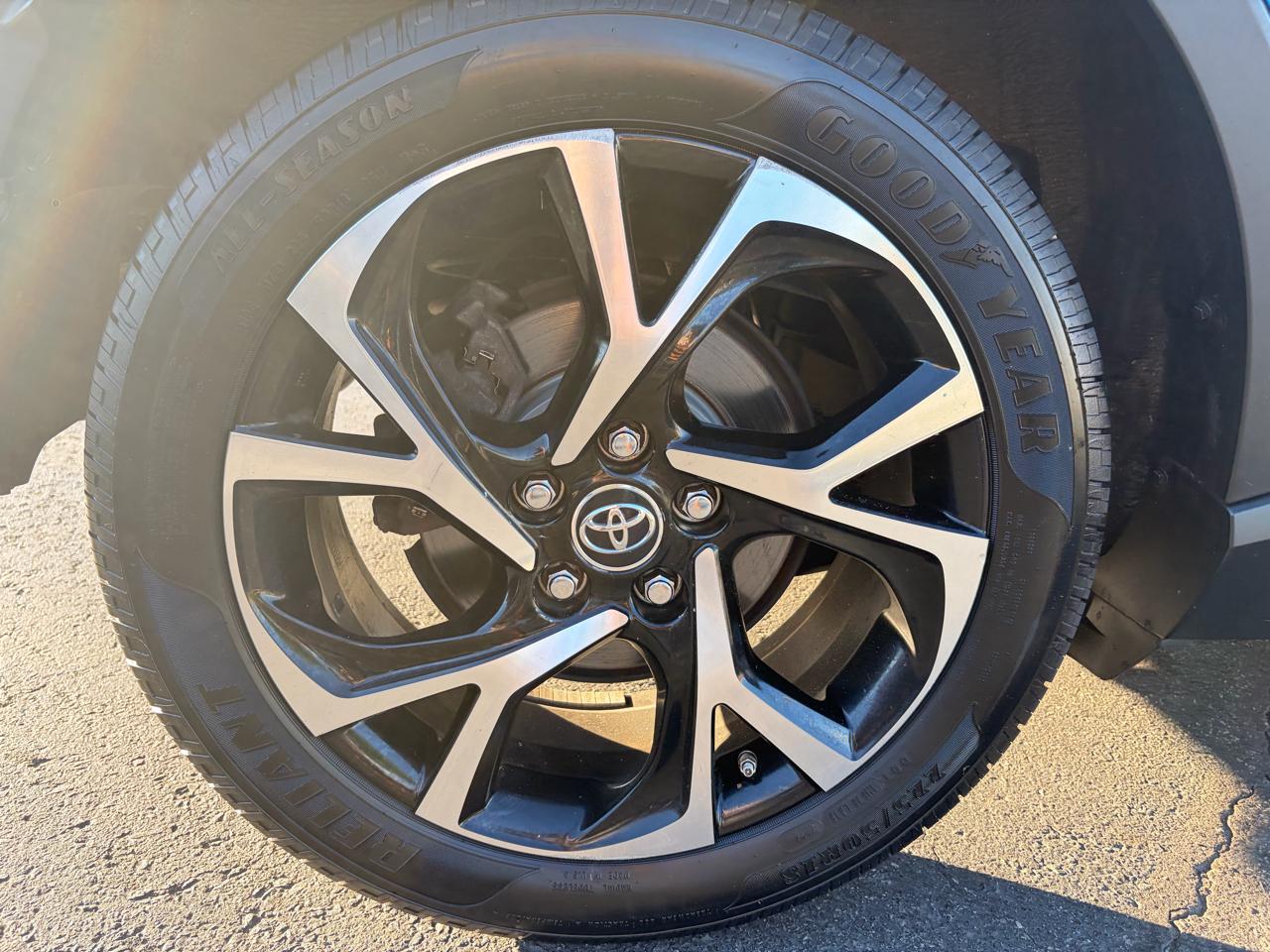 Toyota C-HR XLE 4D SUV 2019