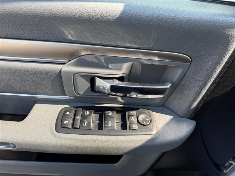 RAM 1500 SLT Crew Cab SWB 4WD 2016