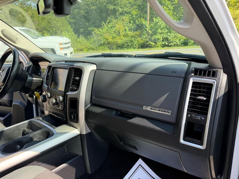 RAM 1500 SLT Crew Cab SWB 4WD 2016