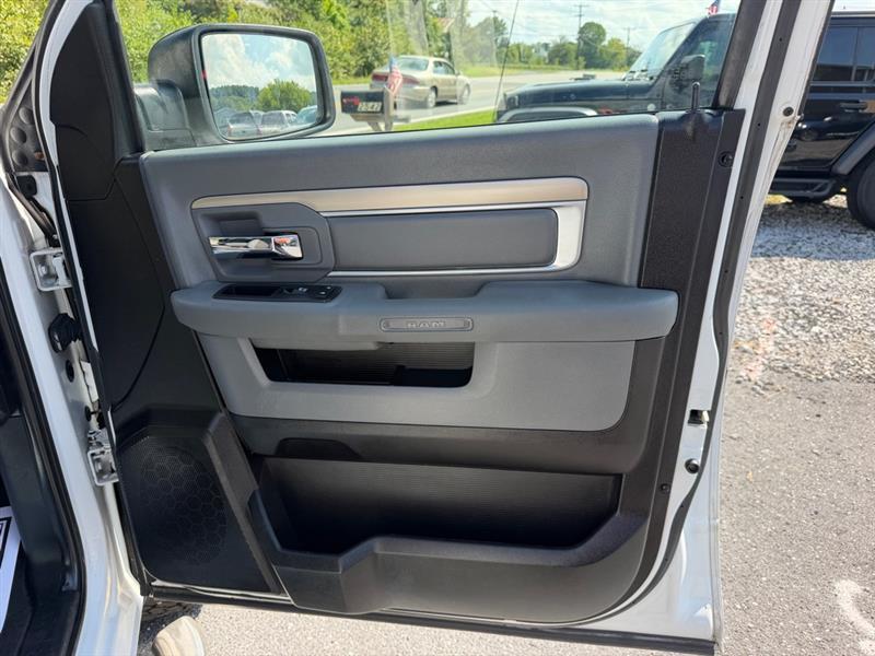 RAM 1500 SLT Crew Cab SWB 4WD 2016