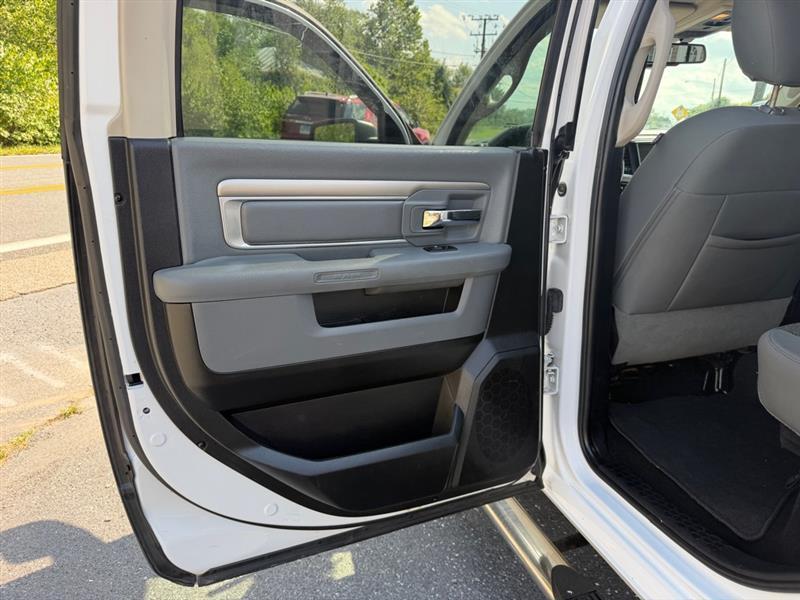 RAM 1500 SLT Crew Cab SWB 4WD 2016
