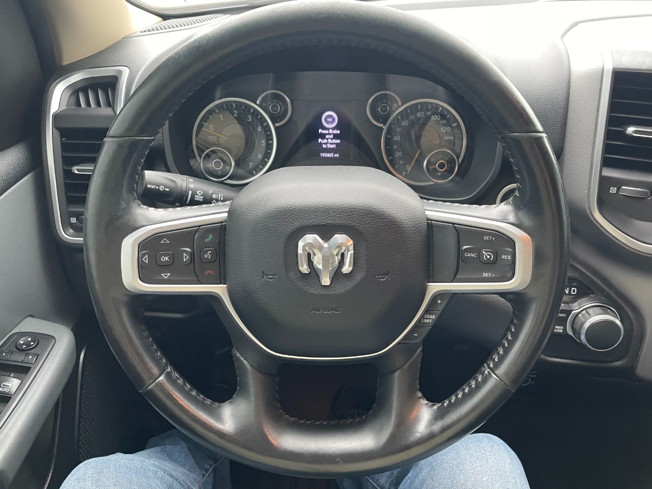 RAM 1500 Big Horn Quad Cab 4WD 2020