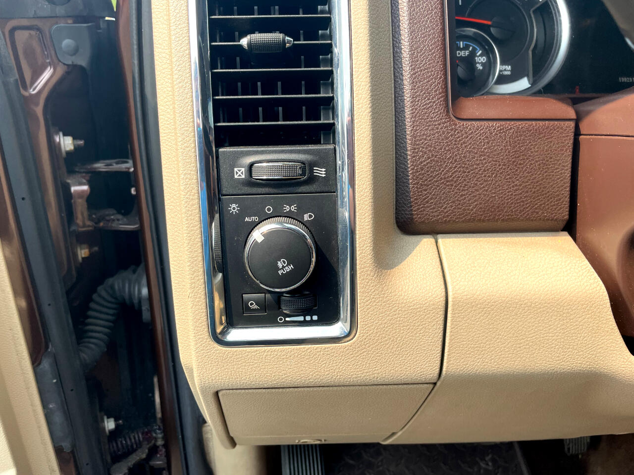 RAM 1500 Laramie Crew Cab SWB 4WD 2014 RAM 1500 Laramie Crew Cab SWB 4WD 2014