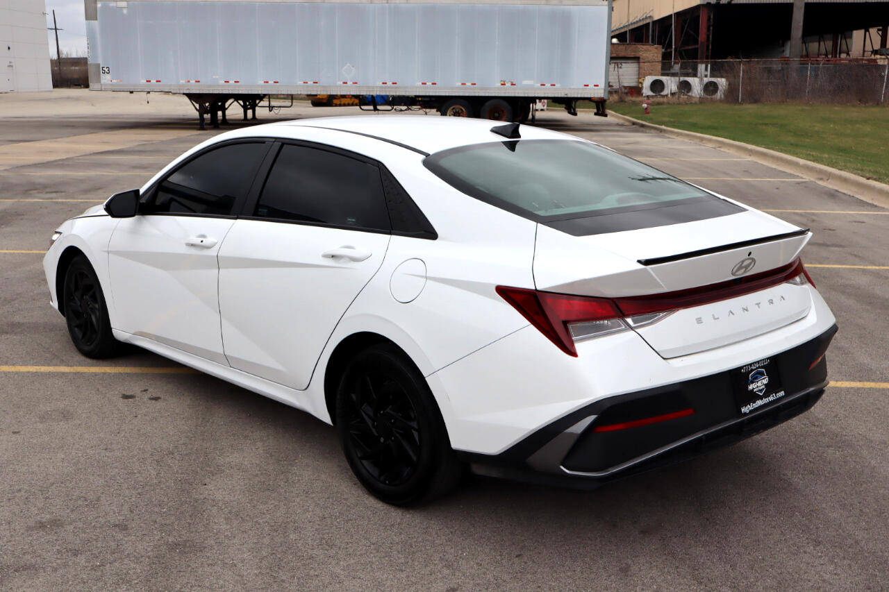 2024 Hyundai Elantra SEL Convenience photo 4