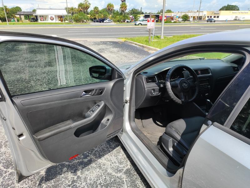 Volkswagen Jetta SE 2011