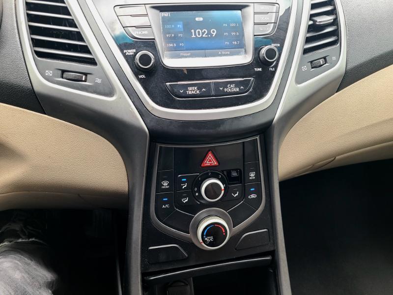 Hyundai Elantra SE 6AT 2016