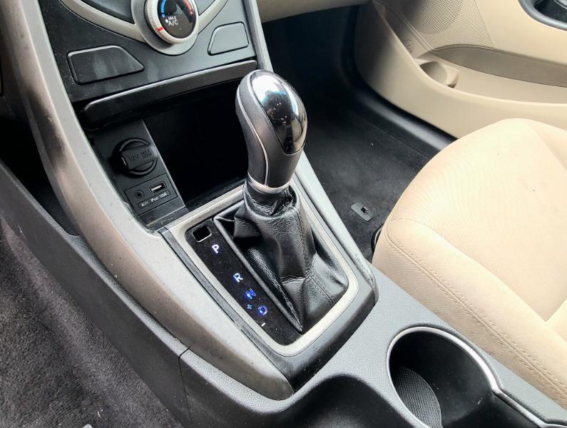 Hyundai Elantra SE 6AT 2016