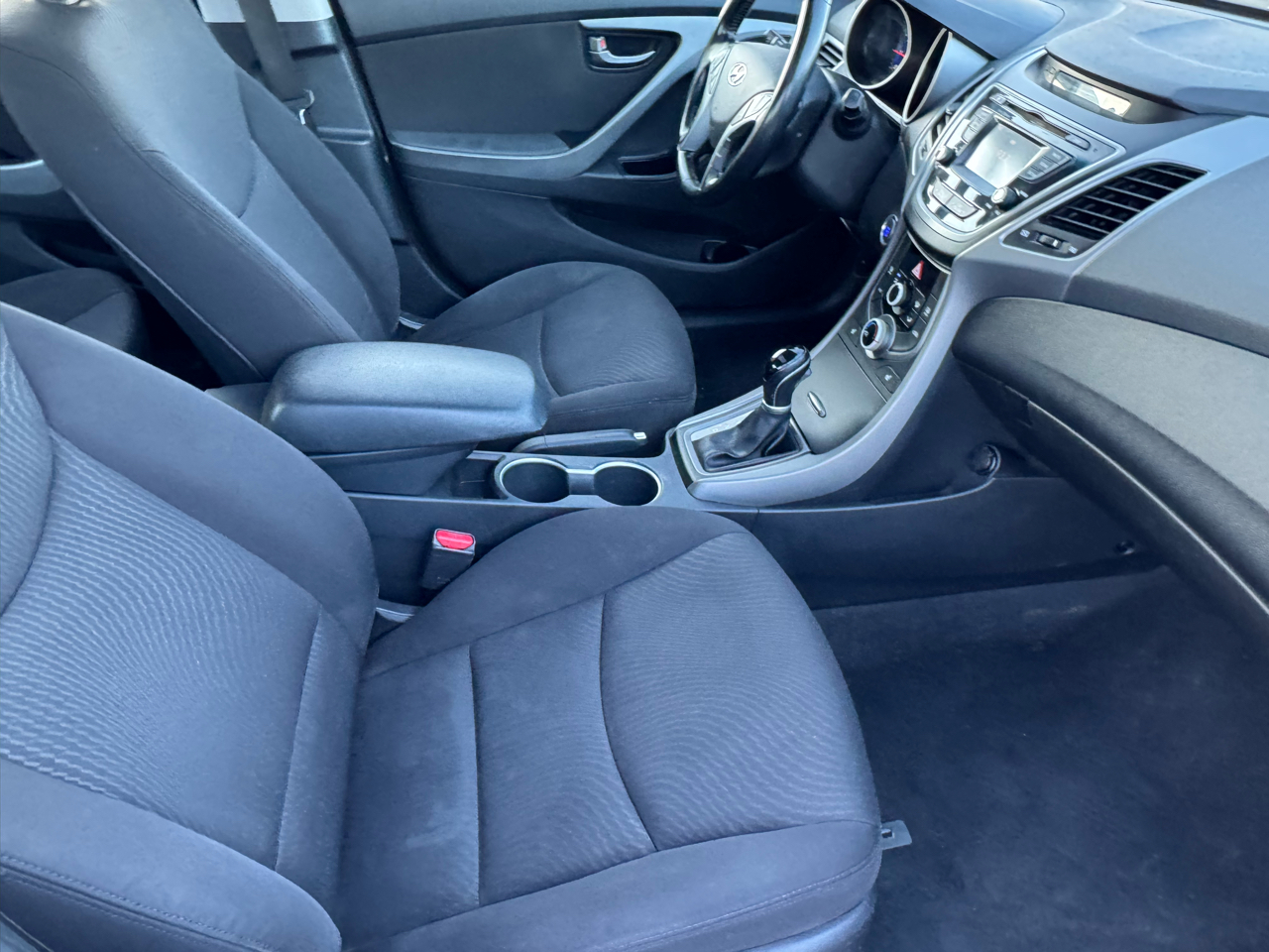 Hyundai Elantra SE 6AT 2016