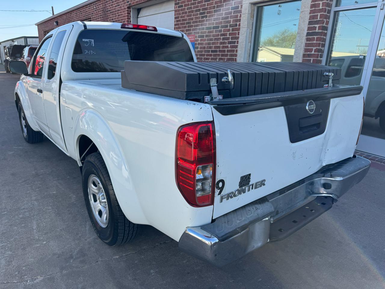 Nissan Frontier SV King Cab I4 5MT 2WD 2016