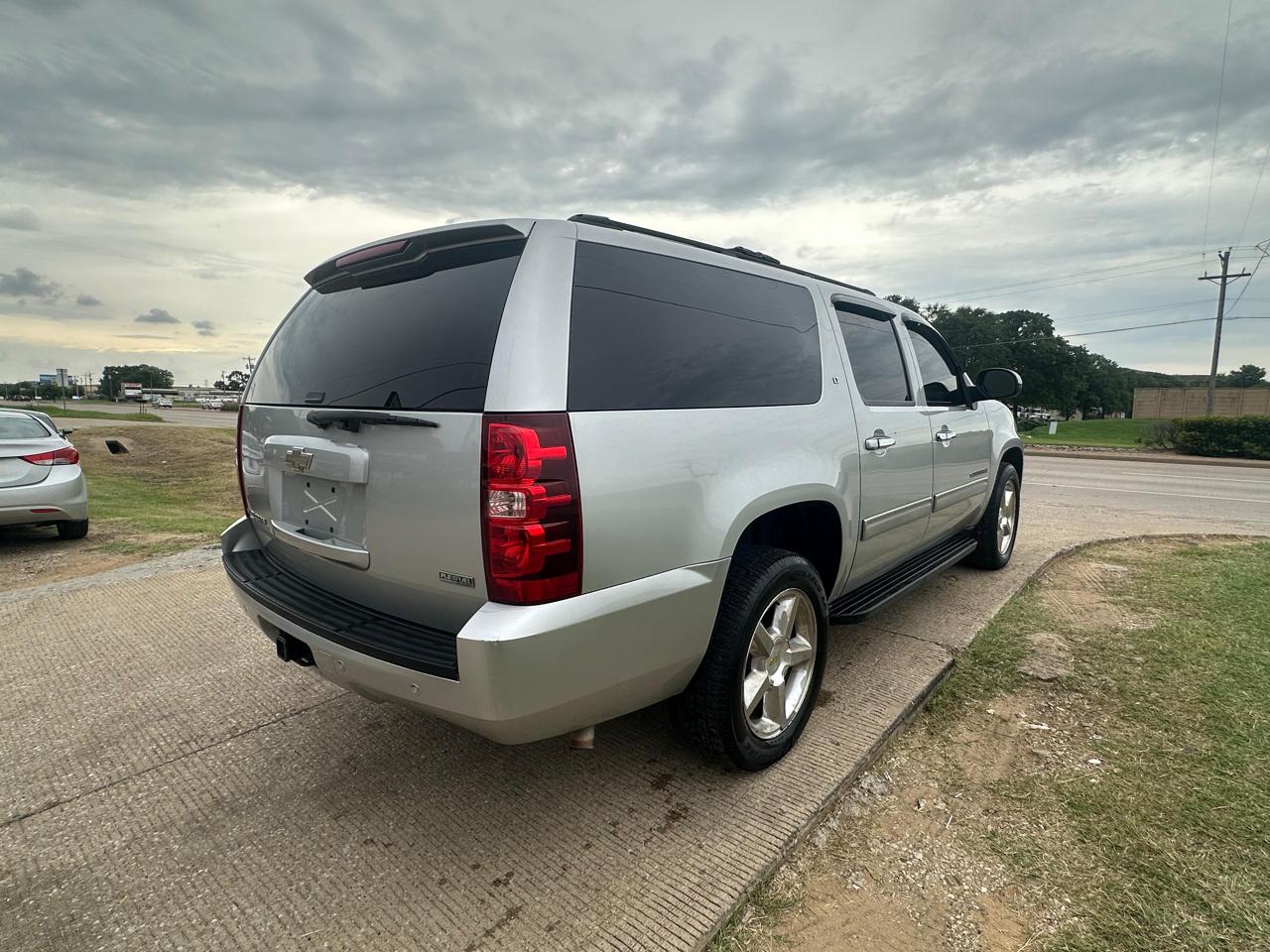 Chevrolet Suburban LT 1500 4WD 2011