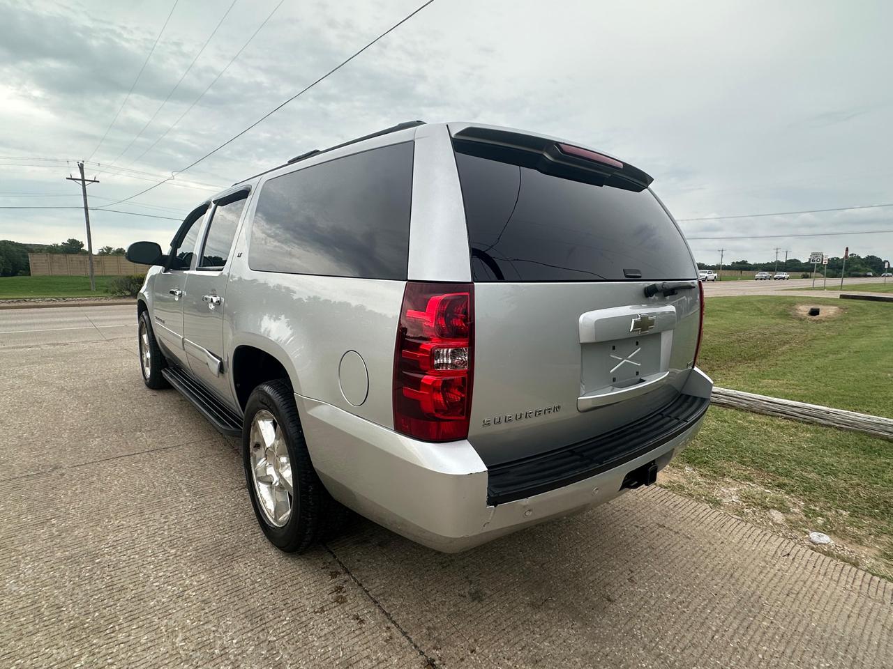 Chevrolet Suburban LT 1500 4WD 2011