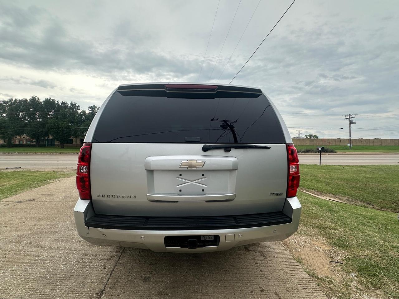 Chevrolet Suburban LT 1500 4WD 2011