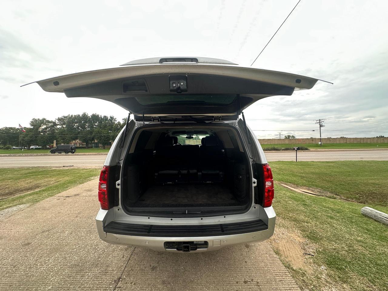 Chevrolet Suburban LT 1500 4WD 2011