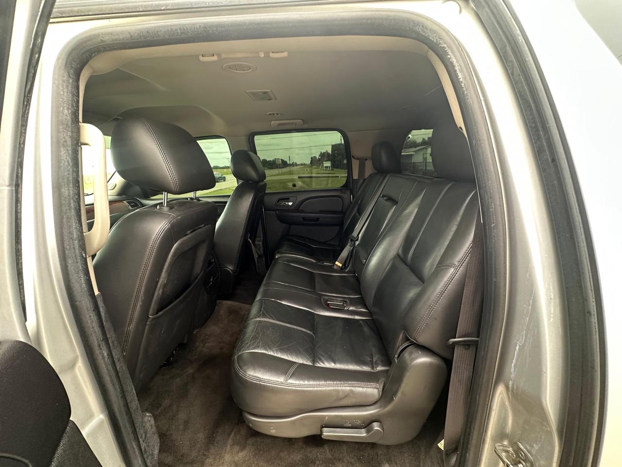 Chevrolet Suburban LT 1500 4WD 2011