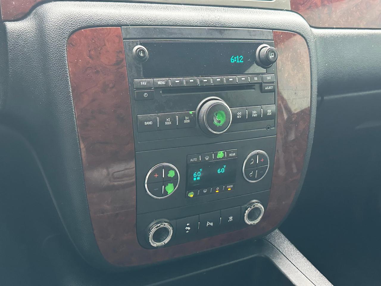 Chevrolet Suburban LT 1500 4WD 2011