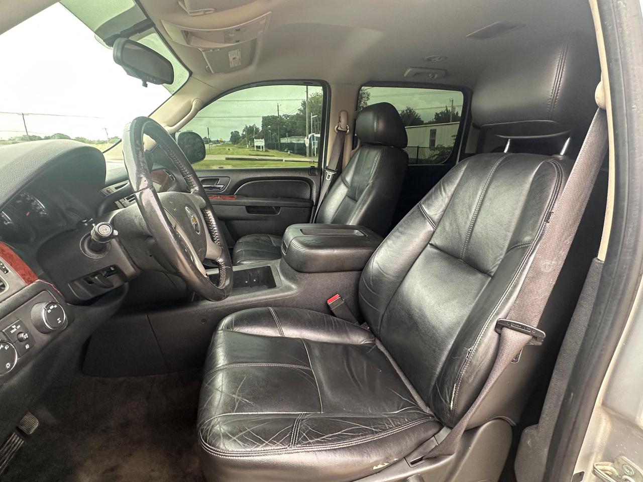 Chevrolet Suburban LT 1500 4WD 2011